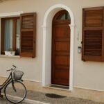 12 Cara Memilih Pintu Kayu Jati untuk Rumah Anda yang Sempurna