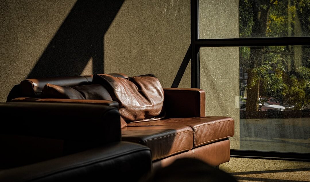 Cara Membersihkan Sofa Kulit agar Tetap Mengilap