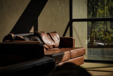 Cara Membersihkan Sofa Kulit agar Tetap Mengilap