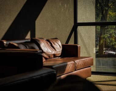 Cara Membersihkan Sofa Kulit agar Tetap Mengilap