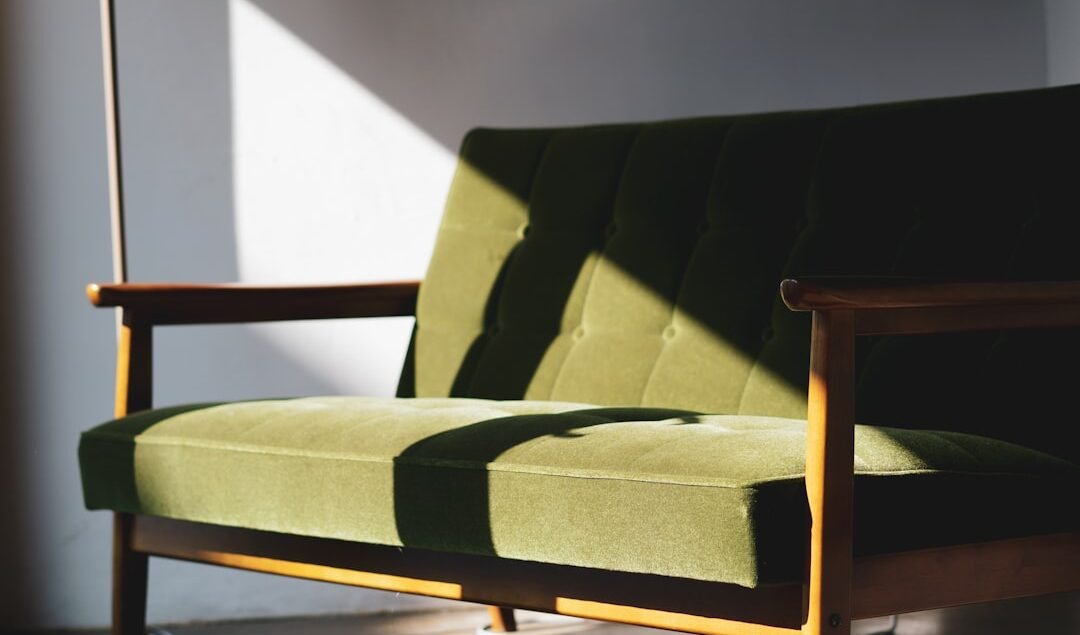 Cara Membersihkan Sofa Fabric Tanpa Merusak Serat Kain