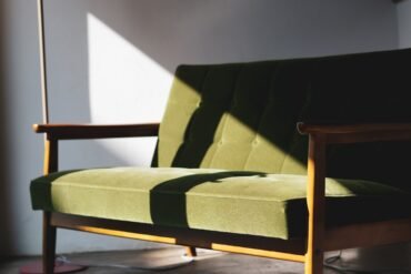 Cara Membersihkan Sofa Fabric Tanpa Merusak Serat Kain