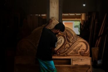 Rangka Sofa Kayu Jati atau Mahoni, Mana yang Lebih Baik?