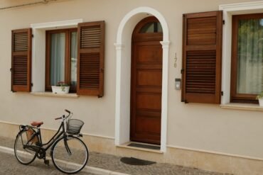 cara memilih pintu kayu jati untuk rumah