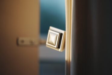 perbedaan antara pintu minimalis dan pintu klasik