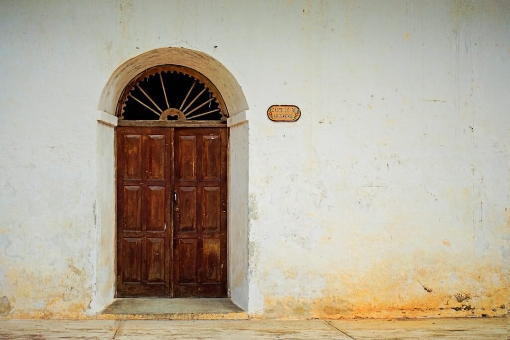 pintu jati vs pintu kayu biasa mana lebih kuat