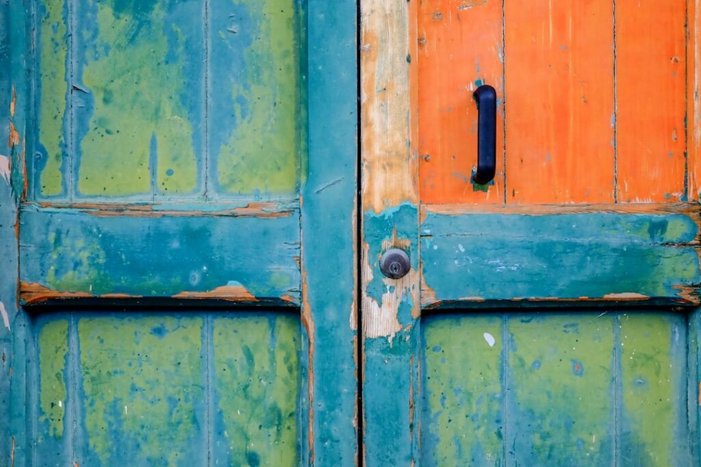 pintu kayu yang tidak mudah melengkung seiring waktu