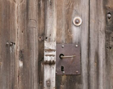 cara memperbaiki pintu kayu yang sudah lapuk