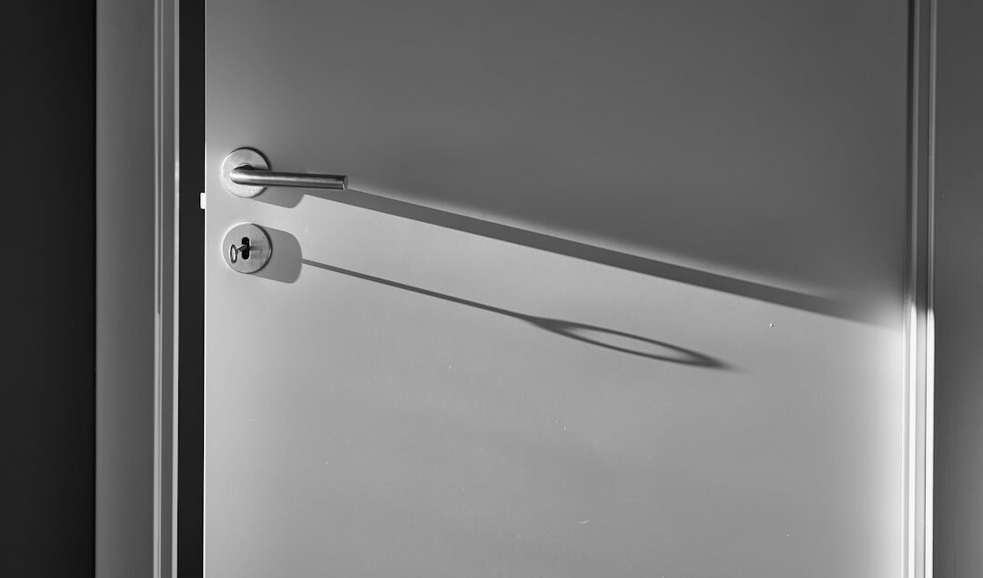pintu jati atau pintu stainless steel, mana yang lebih baik?
