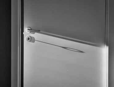 pintu jati atau pintu stainless steel, mana yang lebih baik?