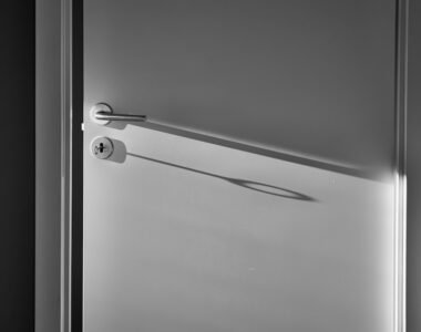 pintu jati atau pintu stainless steel, mana yang lebih baik?