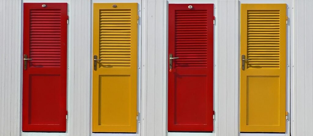 pintu kamar kayu vs pintu PVC, apa perbedaannya?