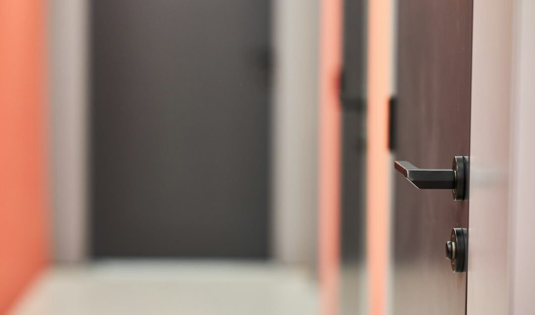 pintu kamar kayu vs pintu PVC, apa perbedaannya?