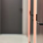 Pintu Kamar Kayu vs Pintu PVC: Memilih yang Terbaik untuk Interior Anda