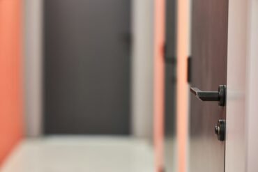 pintu kamar kayu vs pintu PVC, apa perbedaannya?