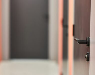 pintu kamar kayu vs pintu PVC, apa perbedaannya?