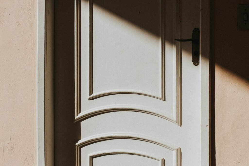 pintu mewah vs pintu minimalis mana yang lebih elegan