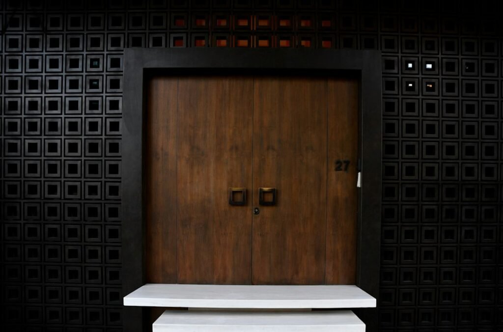 pintu mewah yang cocok untuk desain rumah kontemporer