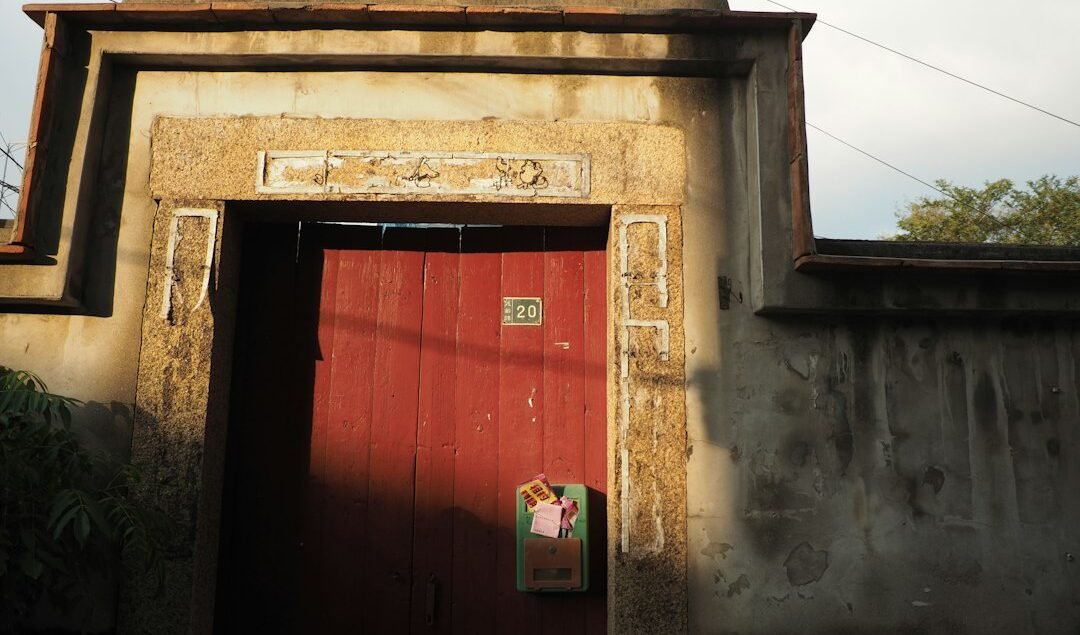 pintu utama yang membuat kesan pertama rumah lebih baik
