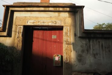 pintu utama yang membuat kesan pertama rumah lebih baik