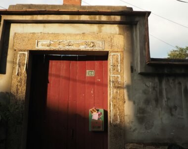 pintu utama yang membuat kesan pertama rumah lebih baik
